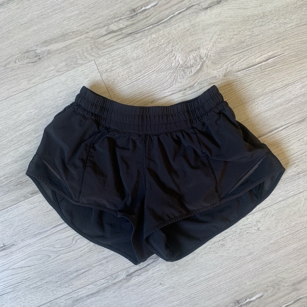 Almost brand new LULULEMON hotty hot 2.5” short. Size 6 - BLACK